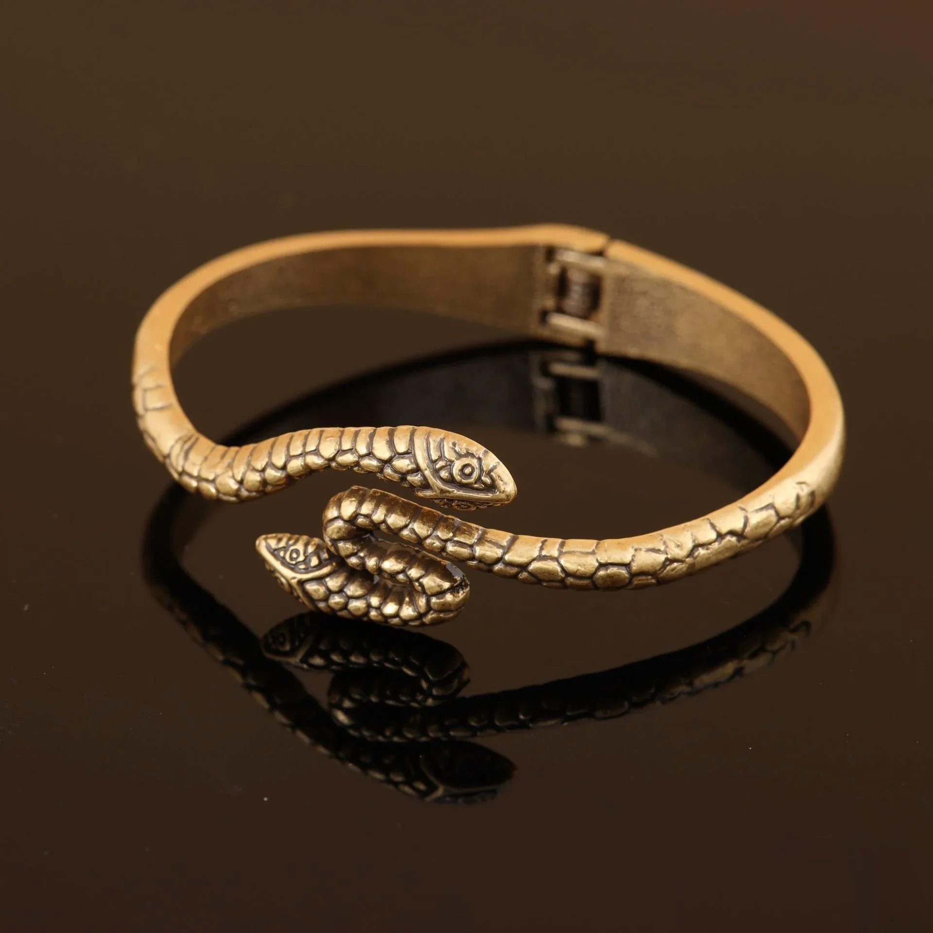 Роскошный элегантный браслет в стиле ретро со змеиным дизайном
Роскошный элегантный браслет в стиле ретро со змеиным дизайном