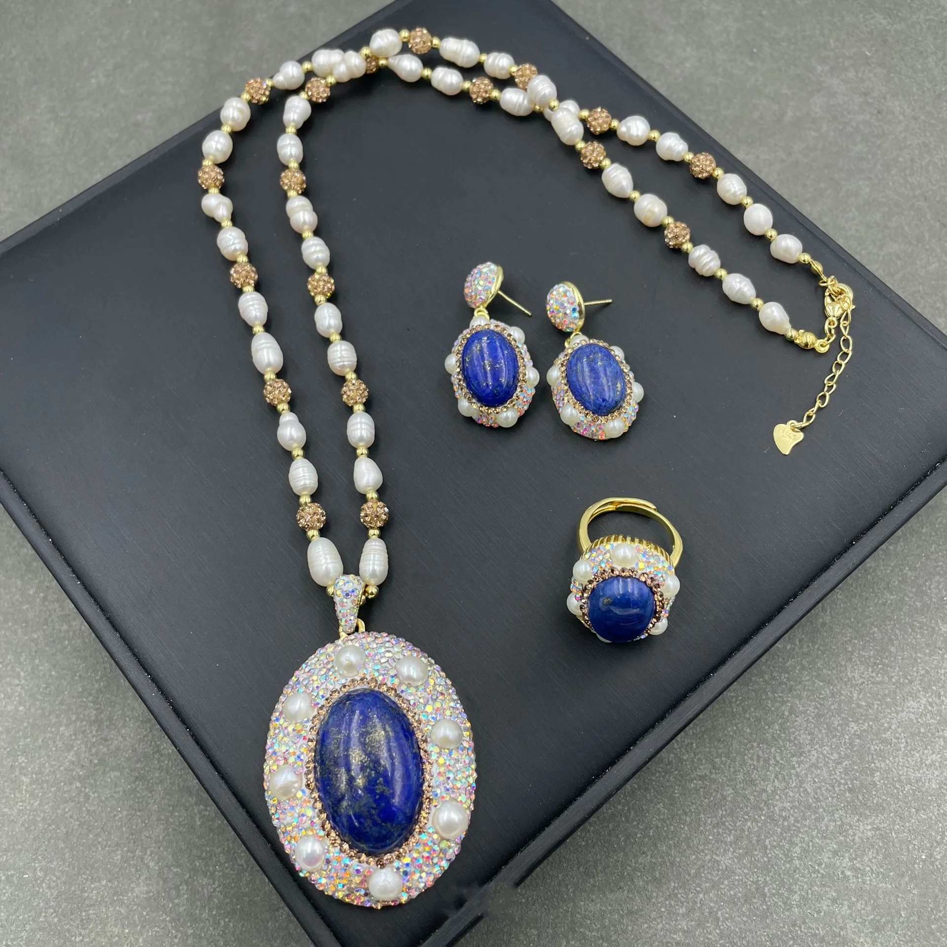 ST005 Natural Lapis Dark Blue Sweater Chain Inlaid With Pearl And Rhinestones High End Women Banquet Three Piece Jewelry Set
ST005 Natural Lapis Dark Blue Sweater Chain Inlaid With Pearl And Rhinestones High End Women Banquet Three Piece Jewelry Set