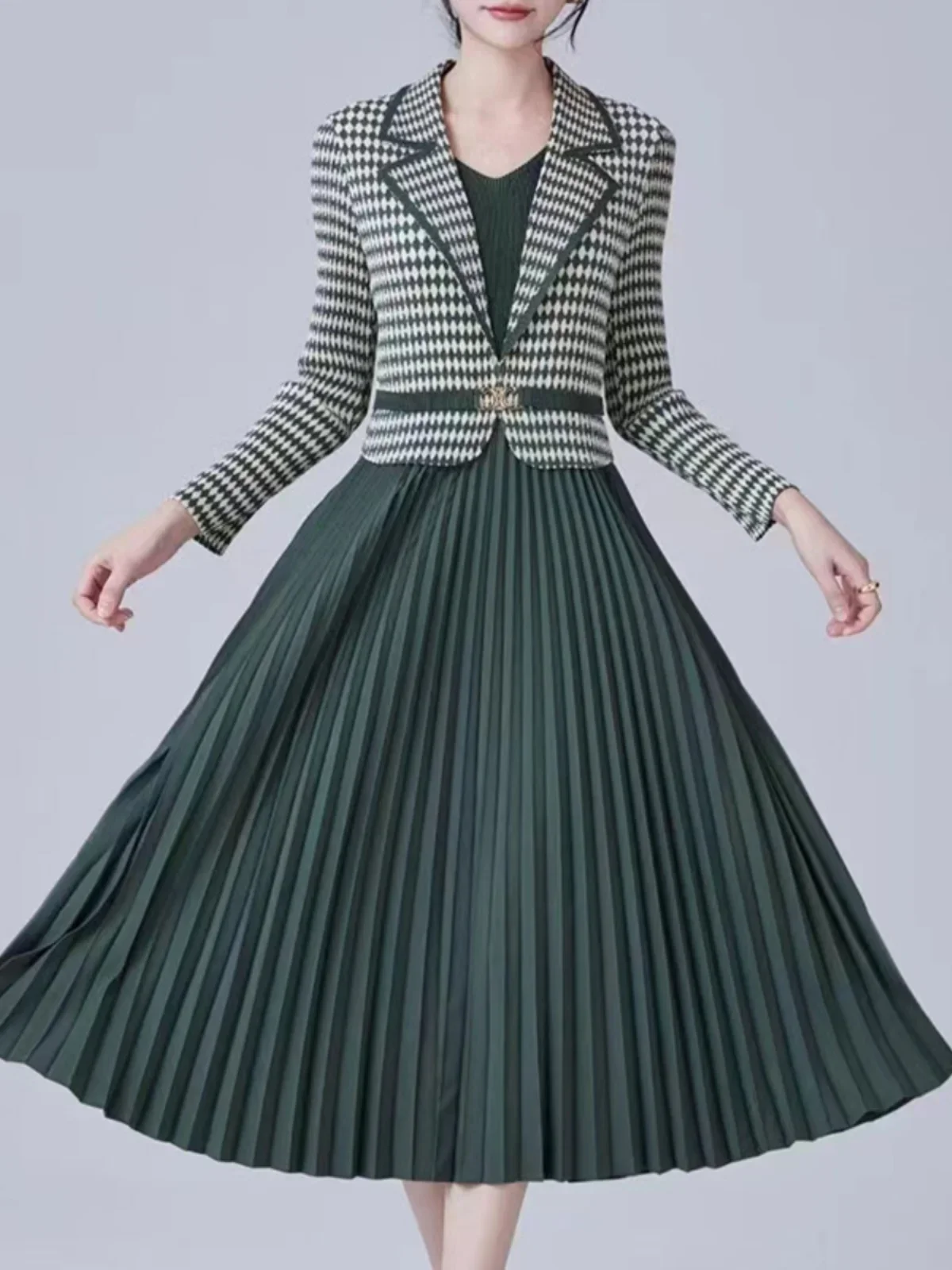 Miyake Pleated Dress 2024 New Spring Women Suit Collar Splicing Fake Two Pieces Mid-length Plaid Pleated Dresses Women Clothing
Miyake Pleated Dress 2024 New Spring Women Suit Collar Splicing Fake Two Pieces Mid-length Plaid Pleated Dresses Women Clothing