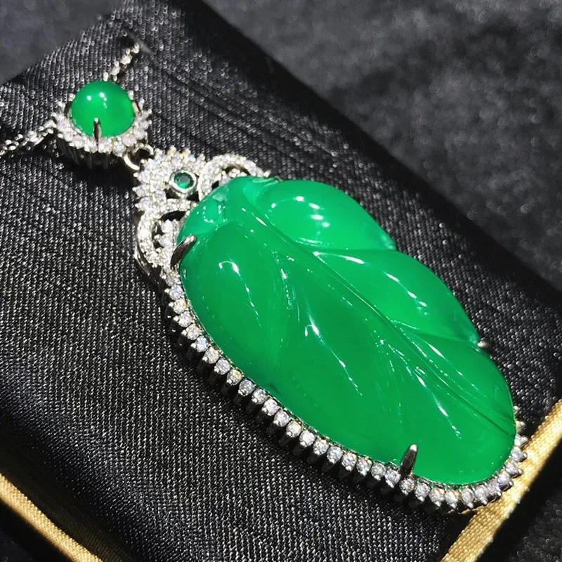 High Ice Chalcedony Leaves Inlaid Pendant Agate Handmade Gold Branches and Jade Leaves Pendant Jewelry
High Ice Chalcedony Leaves Inlaid Pendant Agate Handmade Gold Branches and Jade Leaves Pendant Jewelry