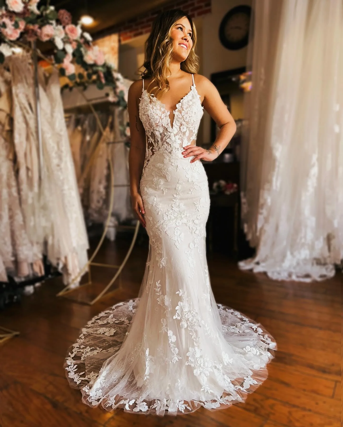 spaghetti straps lace wedding dresses with flowers mermaid backless hand made 3D flowers bridal dresses
spaghetti straps lace wedding dresses with flowers mermaid backless hand made 3D flowers bridal dresses