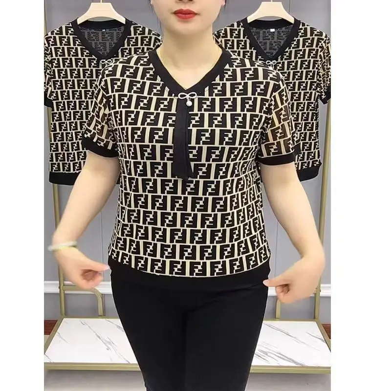 

2024 Women's New Summer Letter Pullovers V-Neck Spliced Casual Elegant Korean Version Loose Versatile Commuter T-shirt Tops