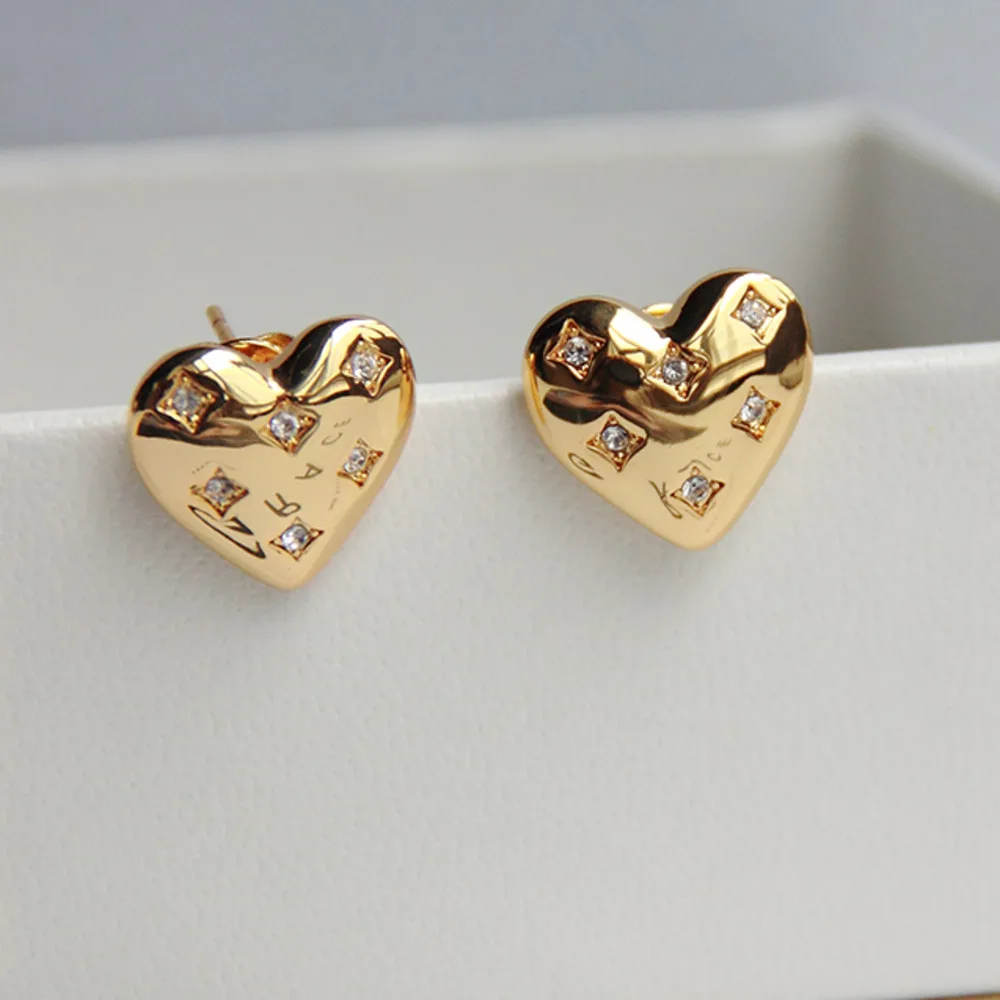 Модные трендовые дизайнерские латунные покрытые 18K золотые циркониевые серьги в форме сердца для роскошных ювелирных изделий для женщин известный бренд подарок Япония Корея 
Модные трендовые дизайнерские латунные покрытые 18K золотые циркониевые серьги в форме сердца для роскошных ювелирных изделий для женщин известный бренд подарок Япония Корея