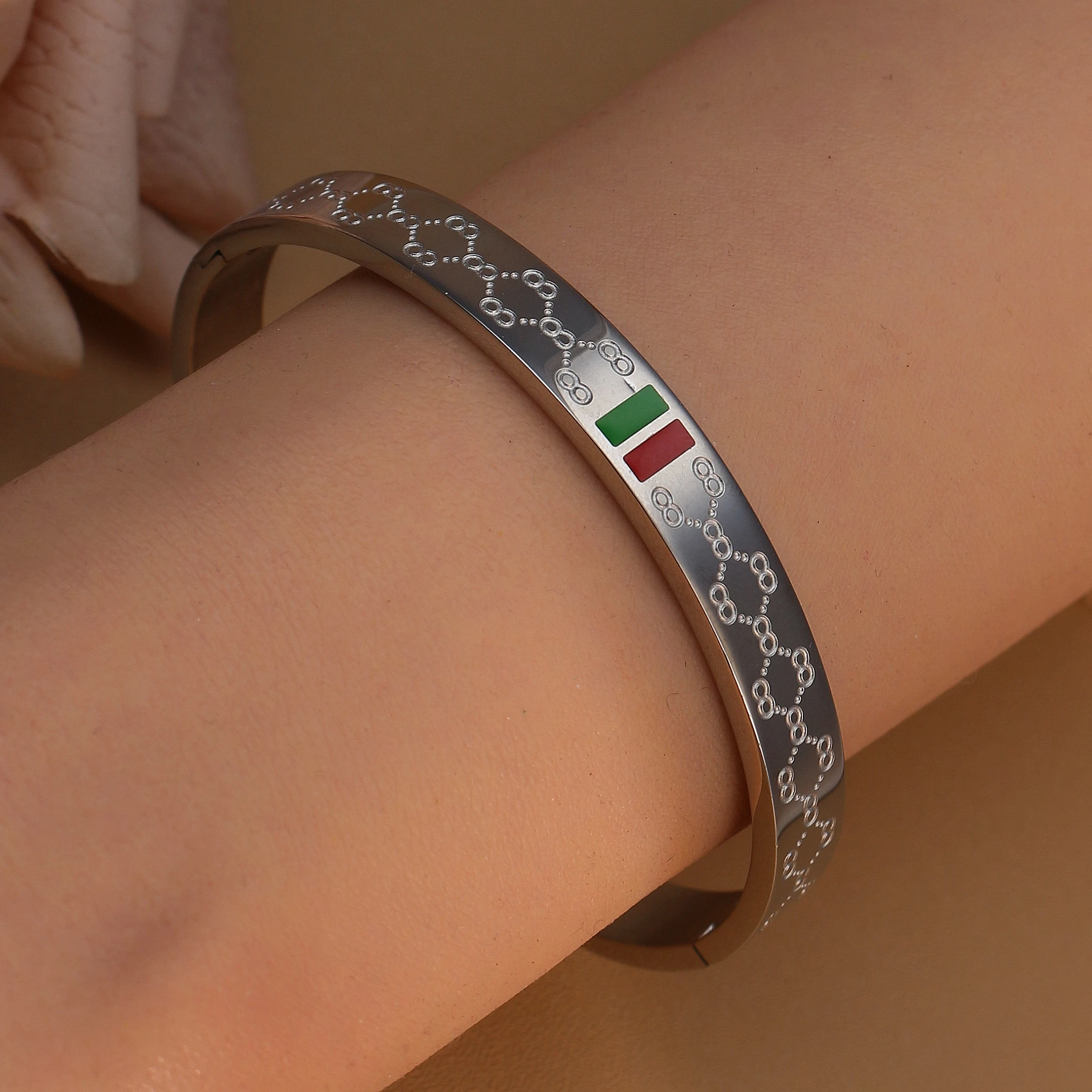 18 K Gold Plated Stainless Steel 55 MM Red/Green Bangles , Fashionable Jewelry For Men And Women Wholesale 18 K Gold Plated Stainless Steel 55 MM Red/Green Bangles , Fashionable Jewelry For Men And Women Wholesale