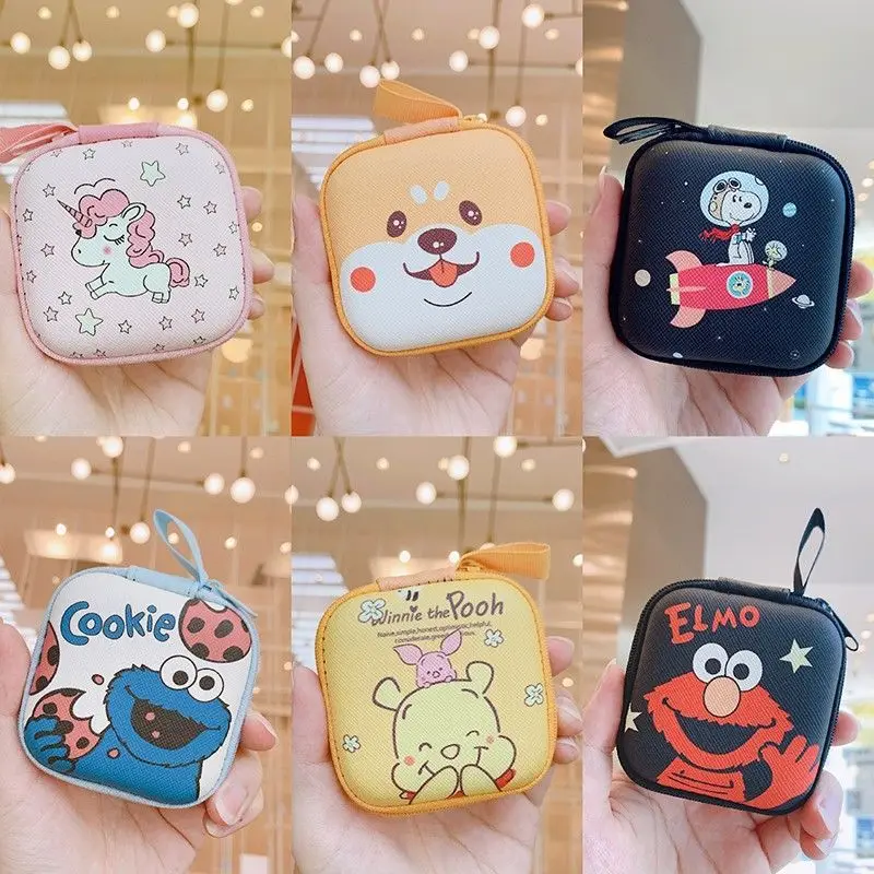 Sanrio Cinnamoroll миниатюрная сумка для гарнитуры, милая мультяшная сумка для хранения кабеля для передачи данных, гарнитуры, Bluetooth гарнитуры, коробка для сортировки
Sanrio Cinnamoroll миниатюрная сумка для гарнитуры, милая мультяшная сумка для хранения кабеля для передачи данных, гарнитуры, Bluetooth гарнитуры, коробка для сортировки