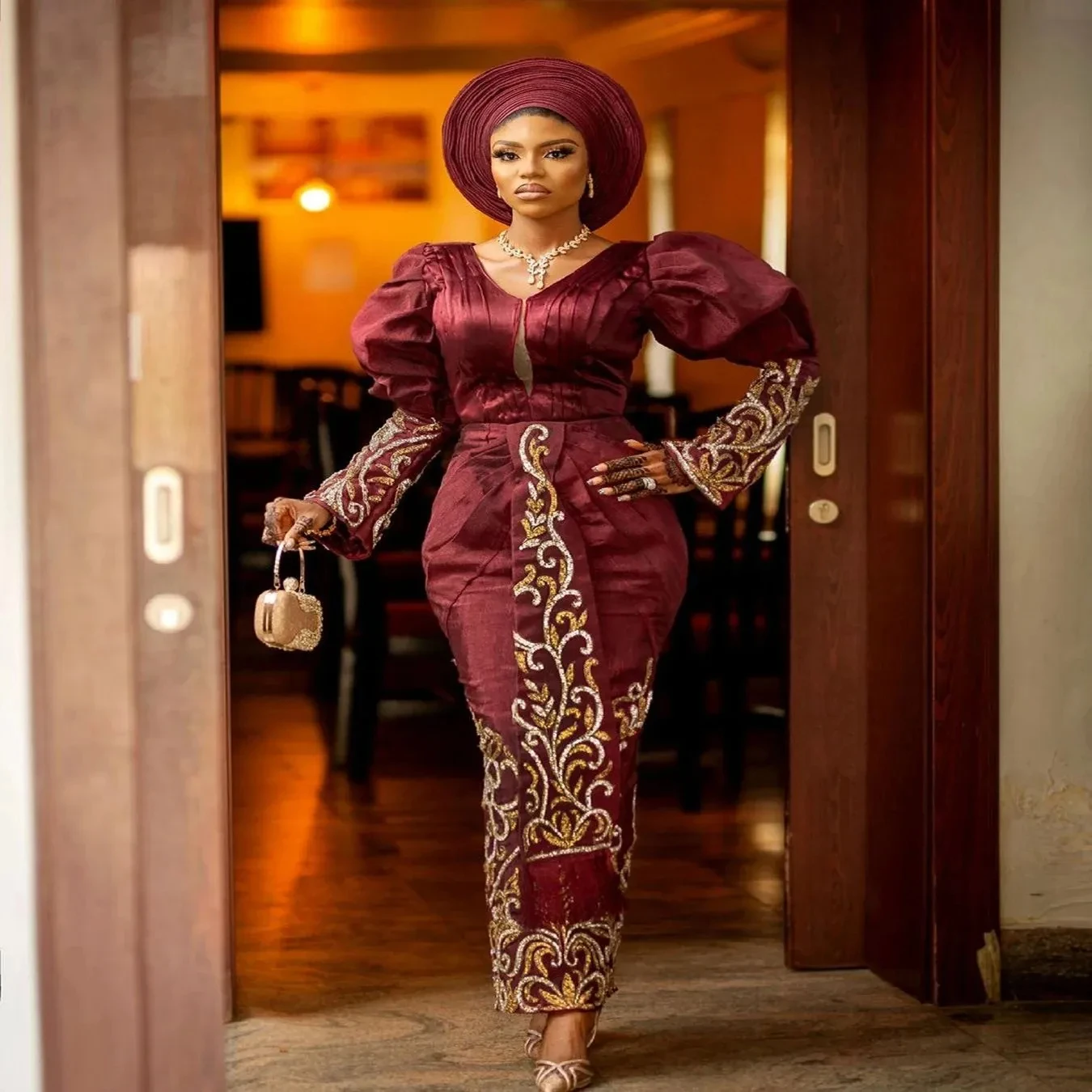 Burgundy Satin sexy Mermaid V-neck evening derss with long sleeve gold lace applique ankle-length plus size formal party gown
Burgundy Satin sexy Mermaid V-neck evening derss with long sleeve gold lace applique ankle-length plus size formal party gown