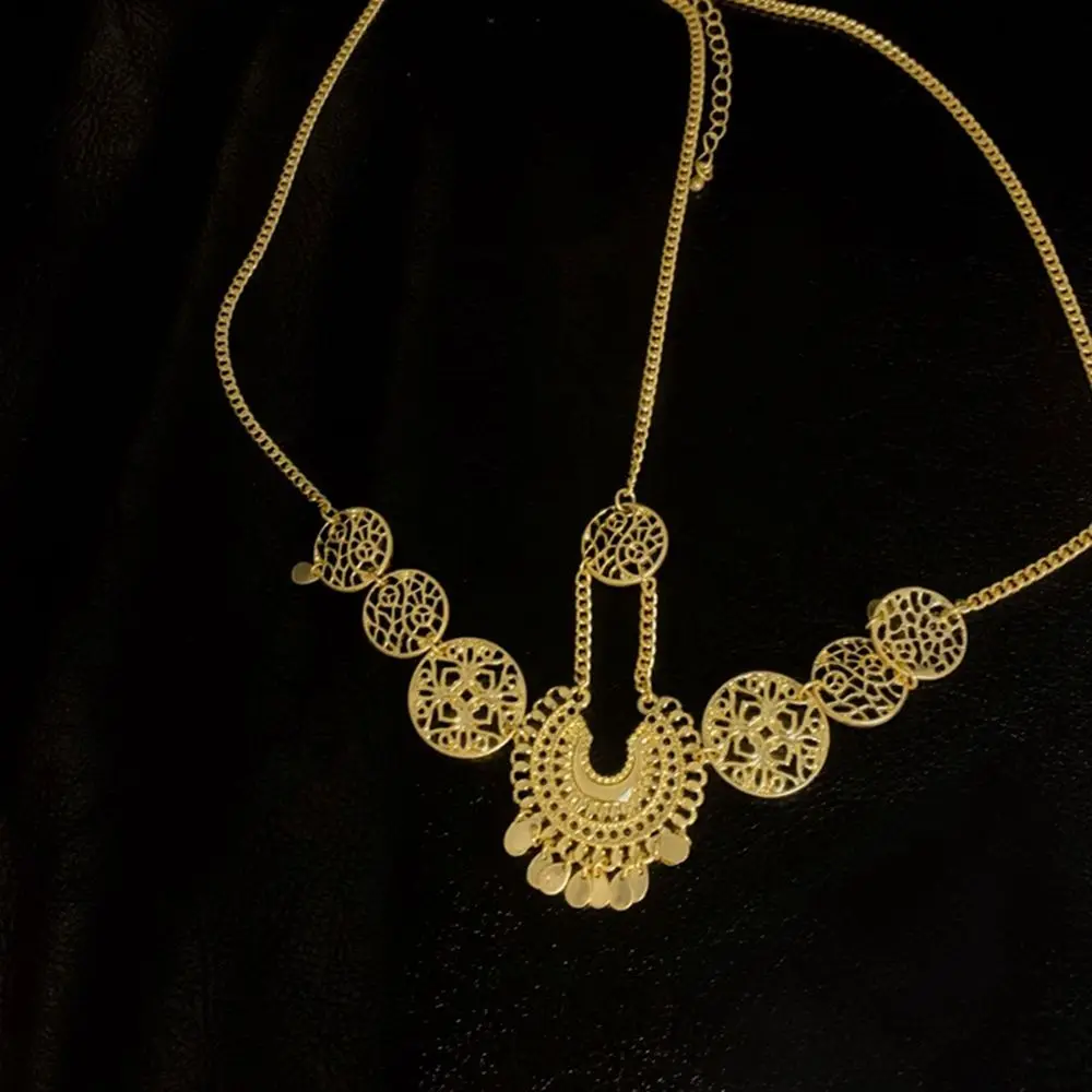 Женский головной убор в стиле ретро с короной
Женский головной убор в стиле ретро с короной