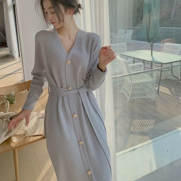 2023 Winter New Solid Buttons Sweater V-Neck Dress for Women's Waist Lace Knitting Long Dress Knee Length Sweater Female T62 
2023 Winter New Solid Buttons Sweater V-Neck Dress for Women's Waist Lace Knitting Long Dress Knee Length Sweater Female T62