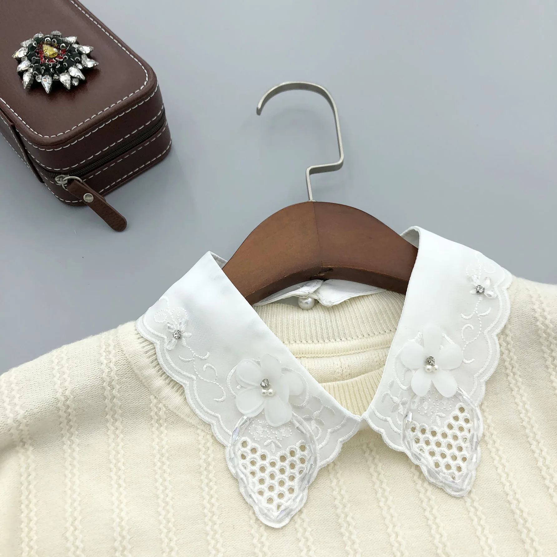 Vintage Shirt Detachable Collar for Women Fake Collars Decorative Gilrs Blouse Suits Tops Necklace Ties False Collar
Vintage Shirt Detachable Collar for Women Fake Collars Decorative Gilrs Blouse Suits Tops Necklace Ties False Collar