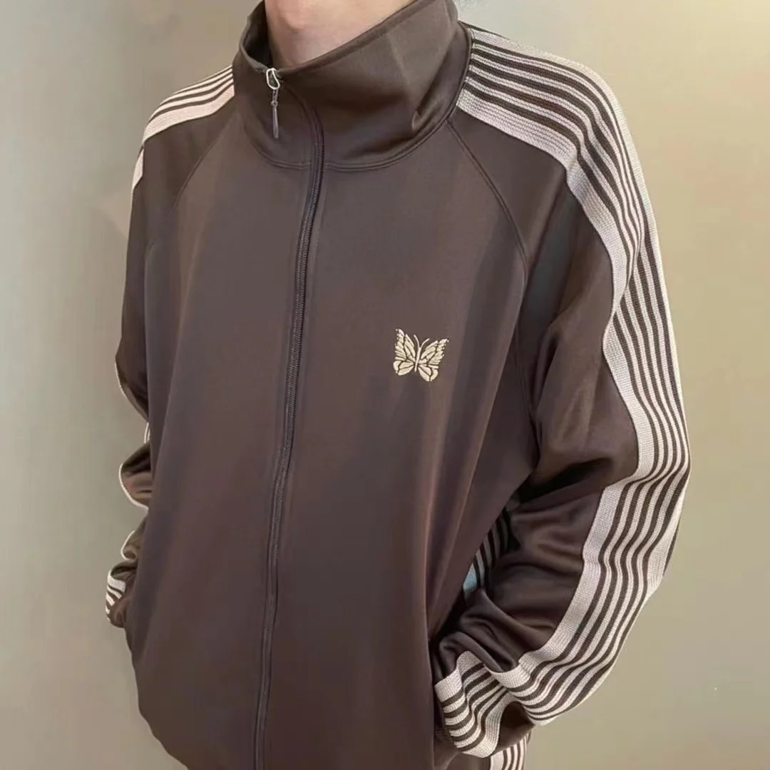2024SS Men Women 1:1 Brown Needles Coats Butterfly Embroidery Long Sleeve Jackets AWGE Outerwear Patchwork Stripe Zipper Jacket
2024SS Men Women 1:1 Brown Needles Coats Butterfly Embroidery Long Sleeve Jackets AWGE Outerwear Patchwork Stripe Zipper Jacket