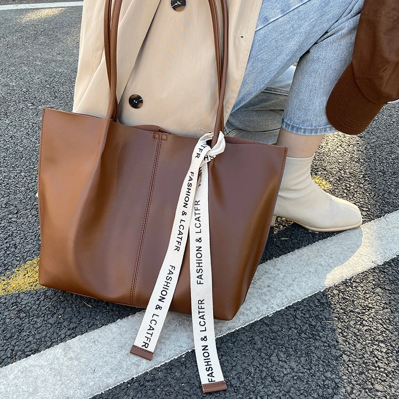 Women's large capacity 2023 new fashion all-in-one small shoulder design sense portable commuter Tote bag
Women's large capacity 2023 new fashion all-in-one small shoulder design sense portable commuter Tote bag