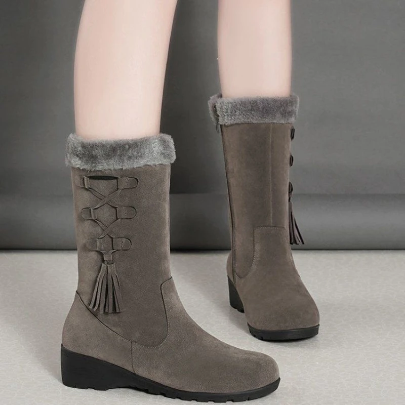 Женские ботинки, зимние новые стильные бархатные утепленные модные ботинки на танкетке с круглым носком, модная теплая однотонная обувь для женщин
Женские ботинки, зимние новые стильные бархатные утепленные модные ботинки на танкетке с круглым носком, модная теплая однотонная обувь для женщин