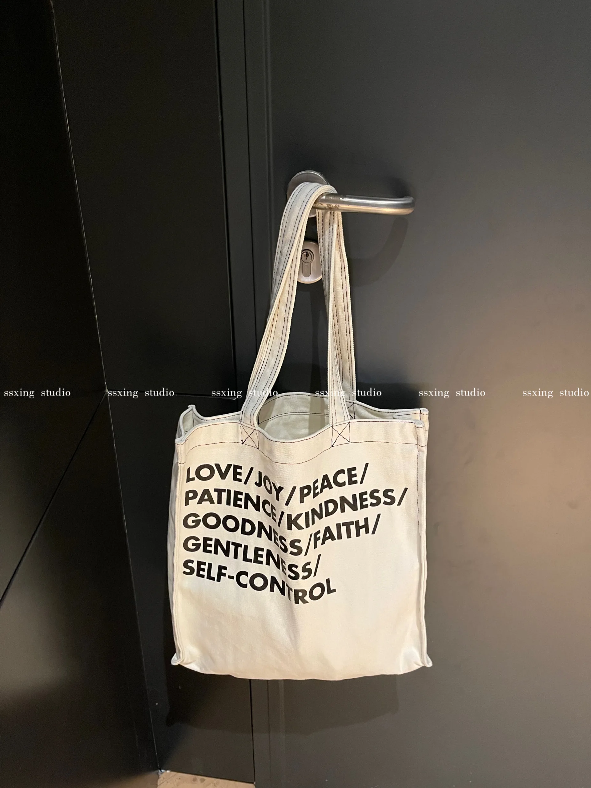 Нишевая дизайнерская Холщовая Сумка для поездок, сумка-тоут через плечо для студентов, класс, утолщенная художественная большая женская сумка-тоут
Нишевая дизайнерская Холщовая Сумка для поездок, сумка-тоут через плечо для студентов, класс, утолщенная художественная большая женская сумка-тоут