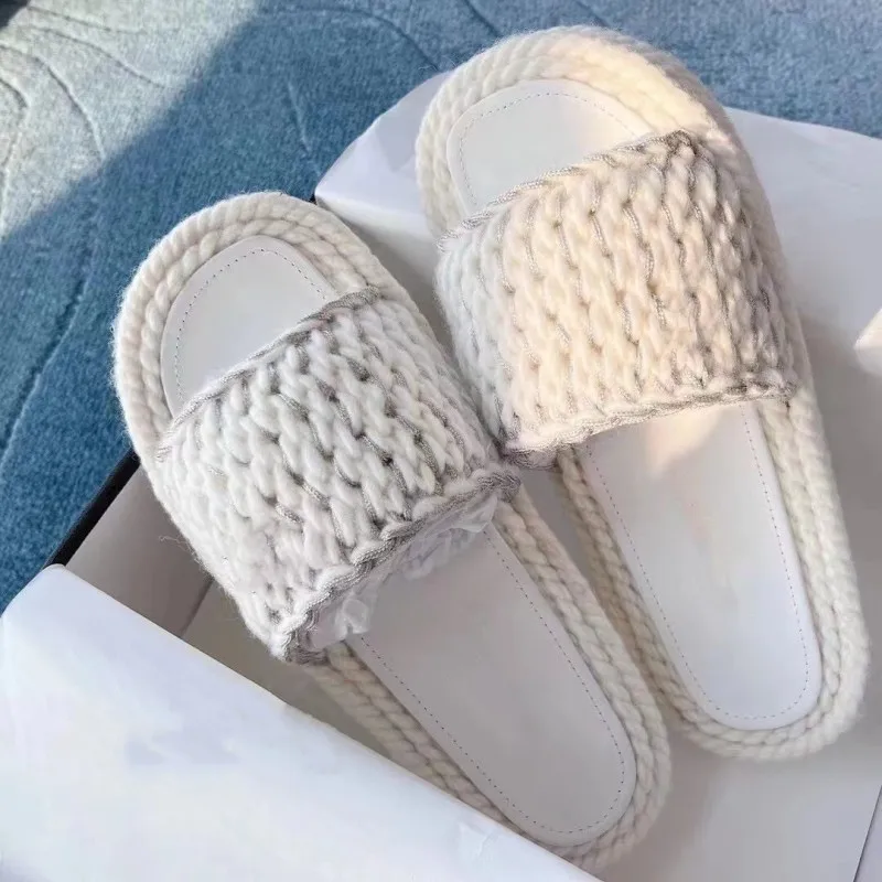 Small fragrant wind thick-soled slippers female 2023 new summer woven wear increased flat bottom with sandals.
Small fragrant wind thick-soled slippers female 2023 new summer woven wear increased flat bottom with sandals.