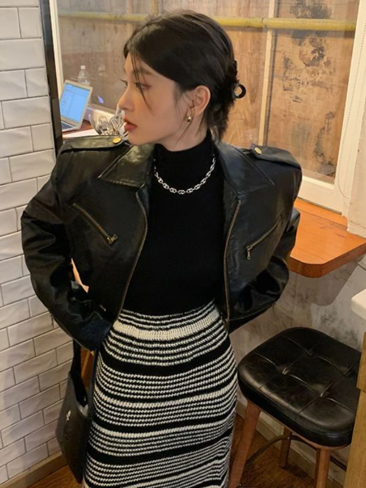 Techwear Black Motorcycle Cropped Coats Vintage PU Leather Jacket Women Korean Loose Zipper Outerwear Grunge Streetwear
Techwear Black Motorcycle Cropped Coats Vintage PU Leather Jacket Women Korean Loose Zipper Outerwear Grunge Streetwear