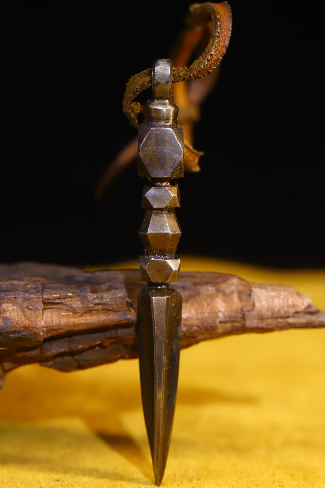 3"Tibet Temple Collection Old Tiantie Cinnabar Nail shape Dorje Vajra Phurpa Pendant Amulet Dharma Town house Exorcism
3"Tibet Temple Collection Old Tiantie Cinnabar Nail shape Dorje Vajra Phurpa Pendant Amulet Dharma Town house Exorcism