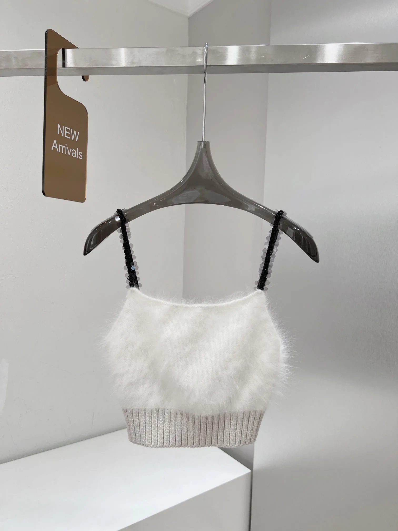 Rabbit fur splicing handmade sequins sling simple fashion 2023 summer new hot 0313
Rabbit fur splicing handmade sequins sling simple fashion 2023 summer new hot 0313