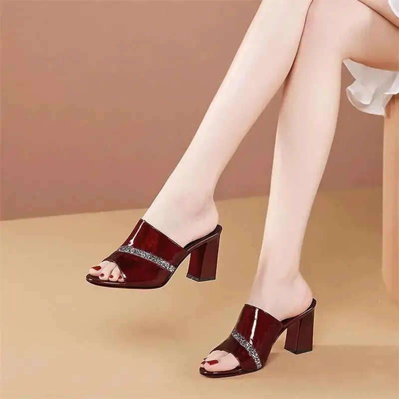 Soft Leather 2022 Summer New Thick Heel Sandals Women's Color Matching Wear Fish Mouth Line Slippers High-Heeled Women's Slipper
Soft Leather 2022 Summer New Thick Heel Sandals Women's Color Matching Wear Fish Mouth Line Slippers High-Heeled Women's Slipper