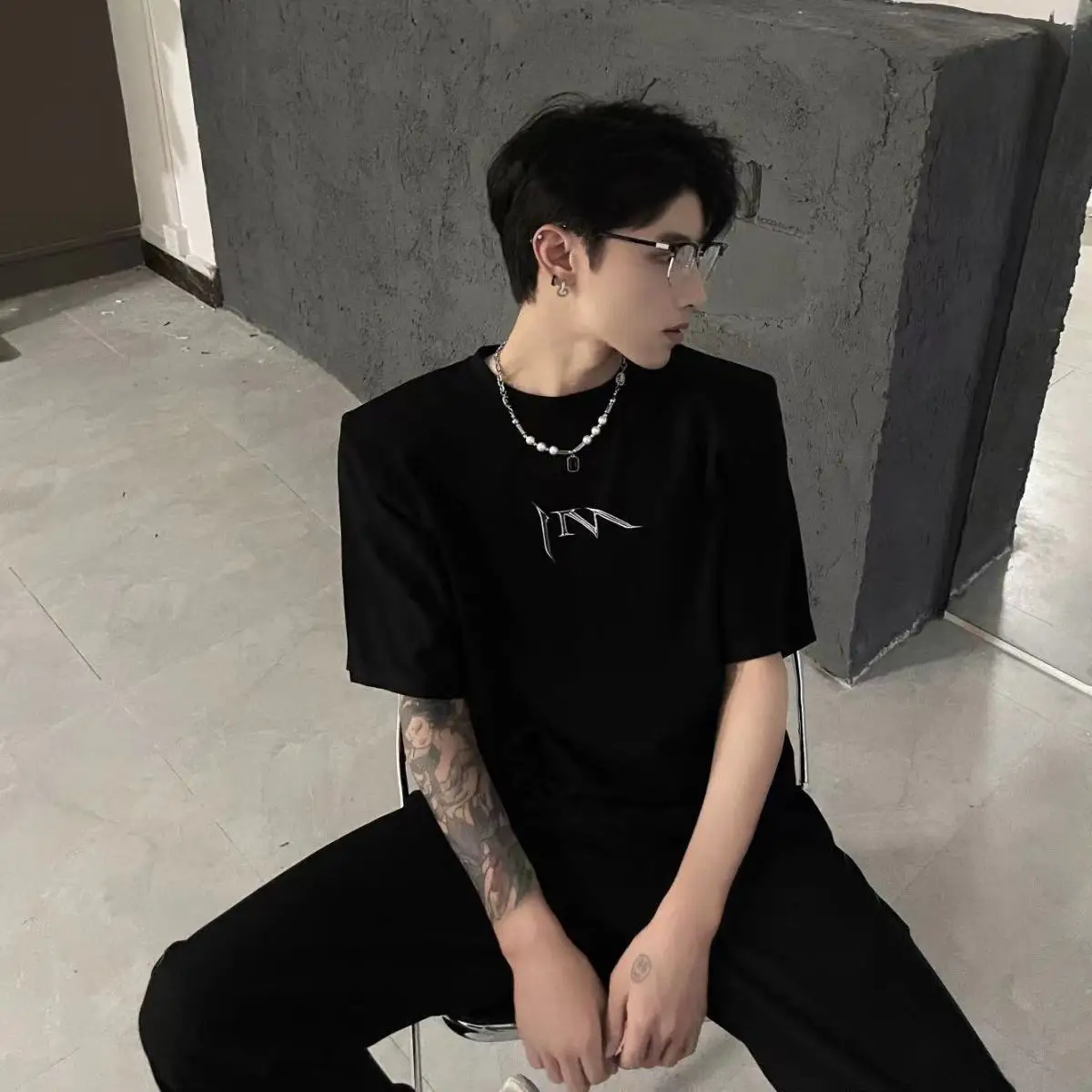 Korean version 2024 summer high-end niche print silhouette design short-sleeved men high-end loose t-shirt simple and versatile
Korean version 2024 summer high-end niche print silhouette design short-sleeved men high-end loose t-shirt simple and versatile
