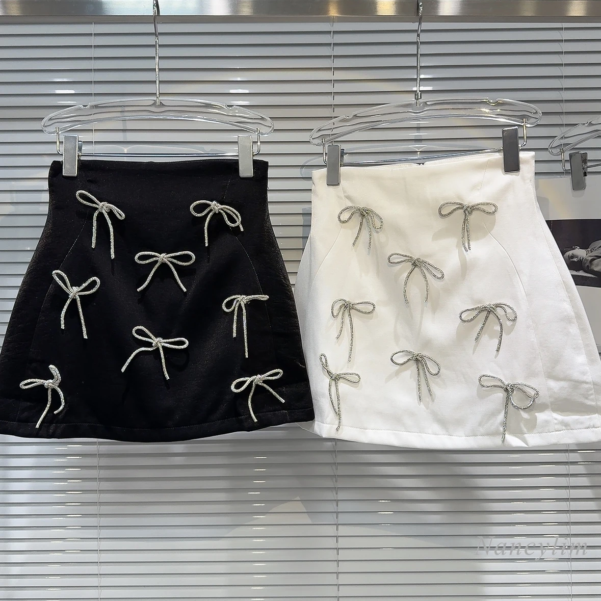 2024 Summer New Classic Style Lace-up Bow Elegant Socialite High Waist Bubble Skirt for Women White Black
2024 Summer New Classic Style Lace-up Bow Elegant Socialite High Waist Bubble Skirt for Women White Black