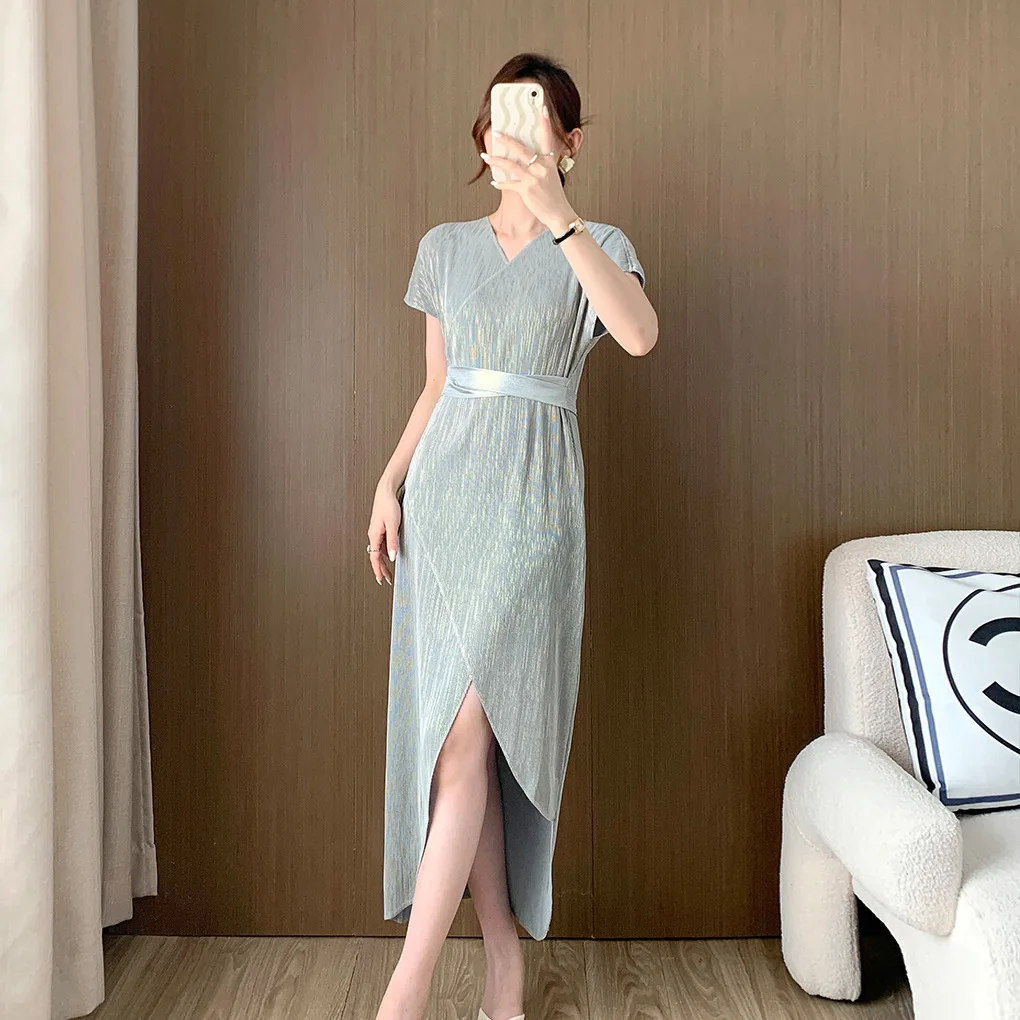 Женское плиссированное платье миаке с V-образным вырезом и разрезом
Женское плиссированное платье миаке с V-образным вырезом и разрезом