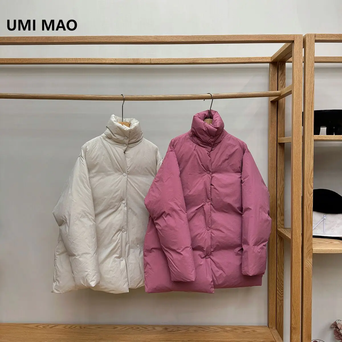 UMI MAO Bread Style Stand Up Collar Minimalist Winter Jacket 90 White Duck Down Windproof Thickened Warm Down Jacket
UMI MAO Bread Style Stand Up Collar Minimalist Winter Jacket 90 White Duck Down Windproof Thickened Warm Down Jacket