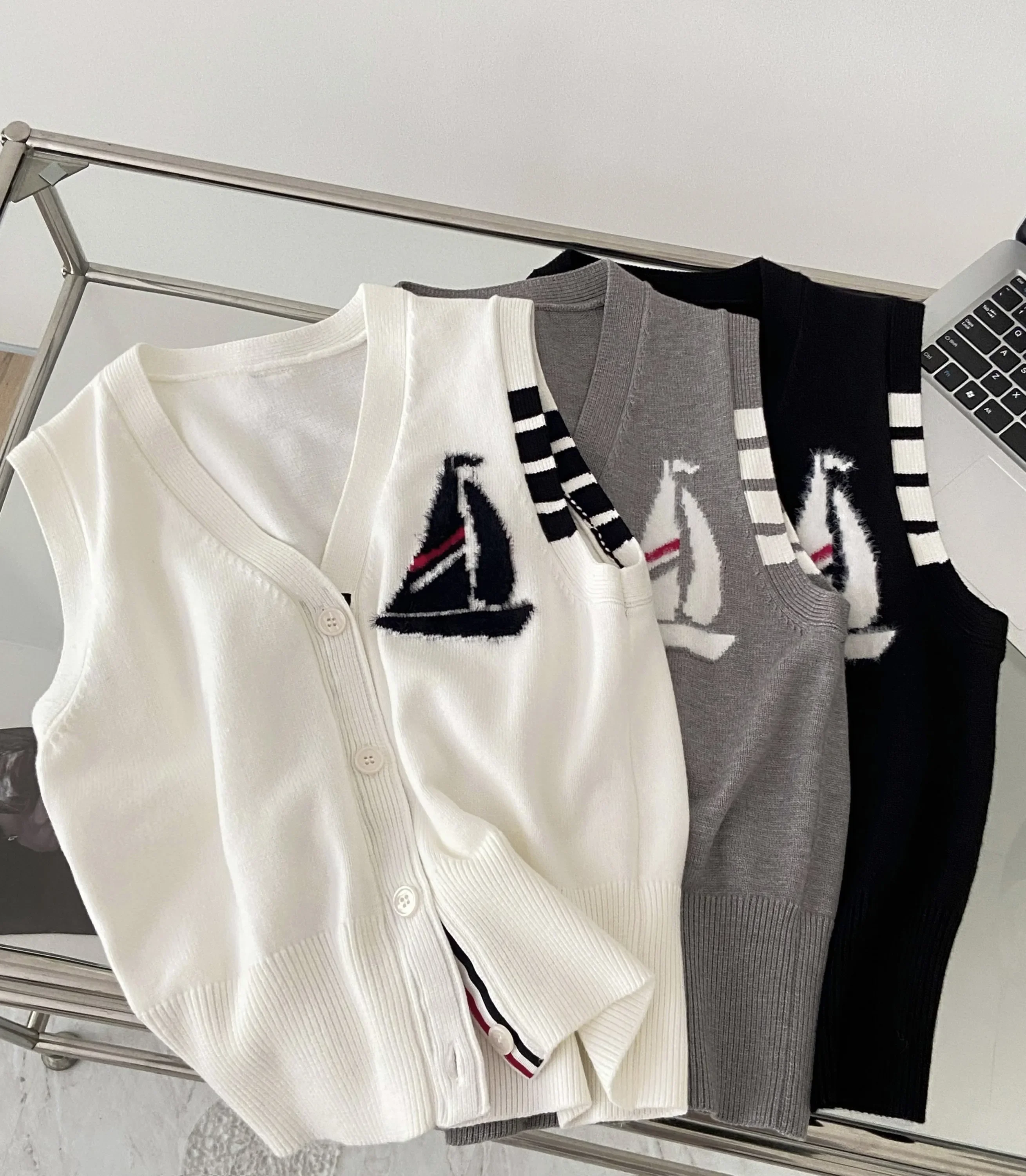 2023 New Arrival Solid Color Sweater Vest Men Cashmere Sweaters Wool Pullover Men Brand V-Neck Sleeveless Jersey Hombre Top Tee
2023 New Arrival Solid Color Sweater Vest Men Cashmere Sweaters Wool Pullover Men Brand V-Neck Sleeveless Jersey Hombre Top Tee