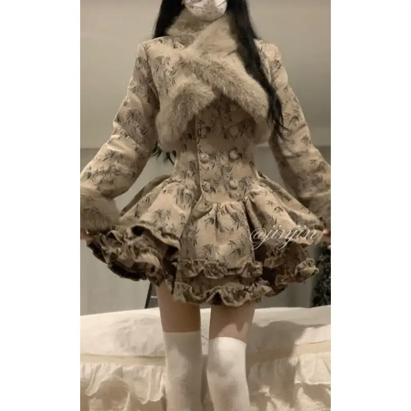 Fashion Mao collar splicing jacket womens fall and winter design sense waisted floral cake skirt suit new Chinese national style
Fashion Mao collar splicing jacket womens fall and winter design sense waisted floral cake skirt suit new Chinese national style
