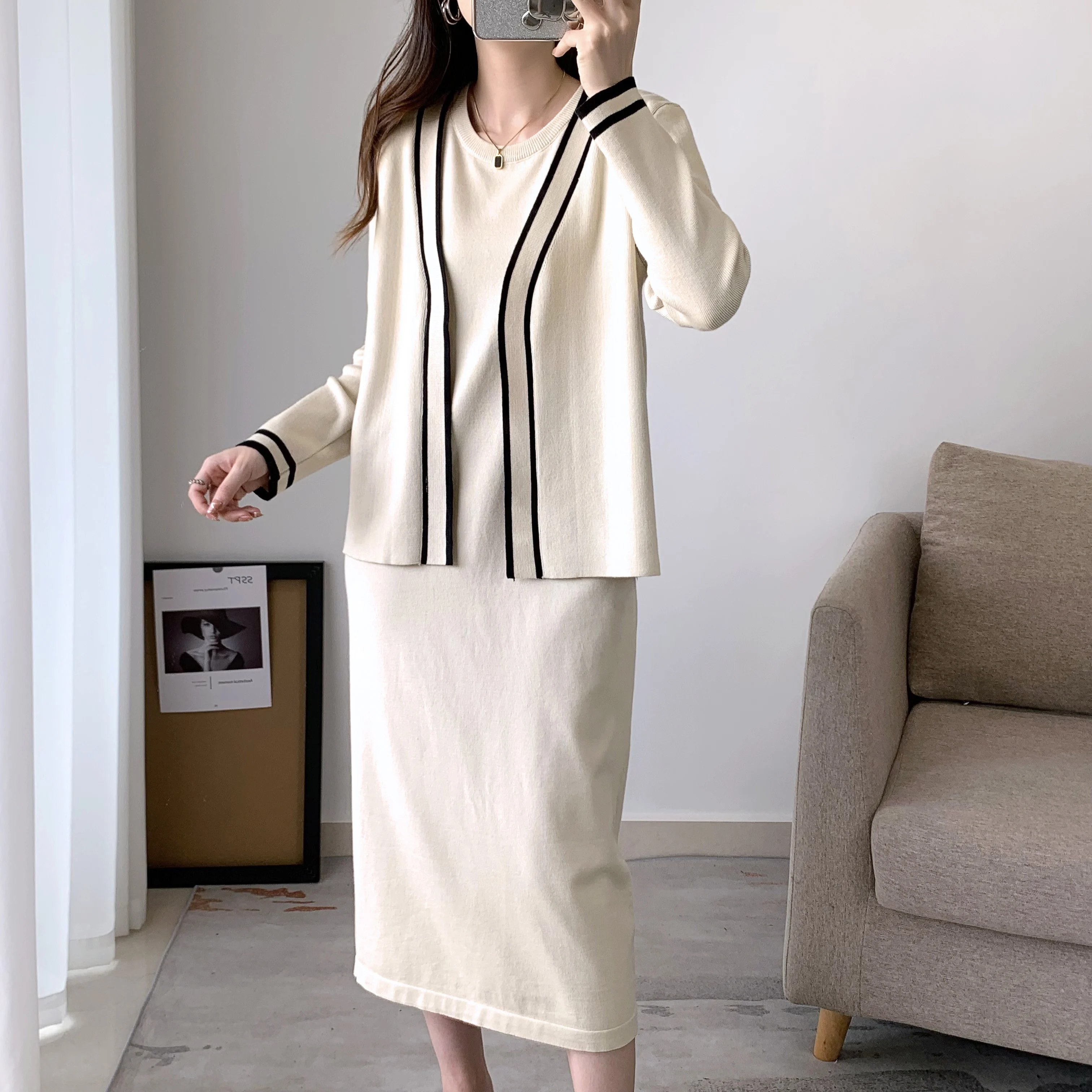 Elegant Spring Autumn Striped Contrast Knitted 2 Piece Set Women O Neck Short Sleeve Straight Dress +Loose Sweater Cardigan Suit
Elegant Spring Autumn Striped Contrast Knitted 2 Piece Set Women O Neck Short Sleeve Straight Dress +Loose Sweater Cardigan Suit
