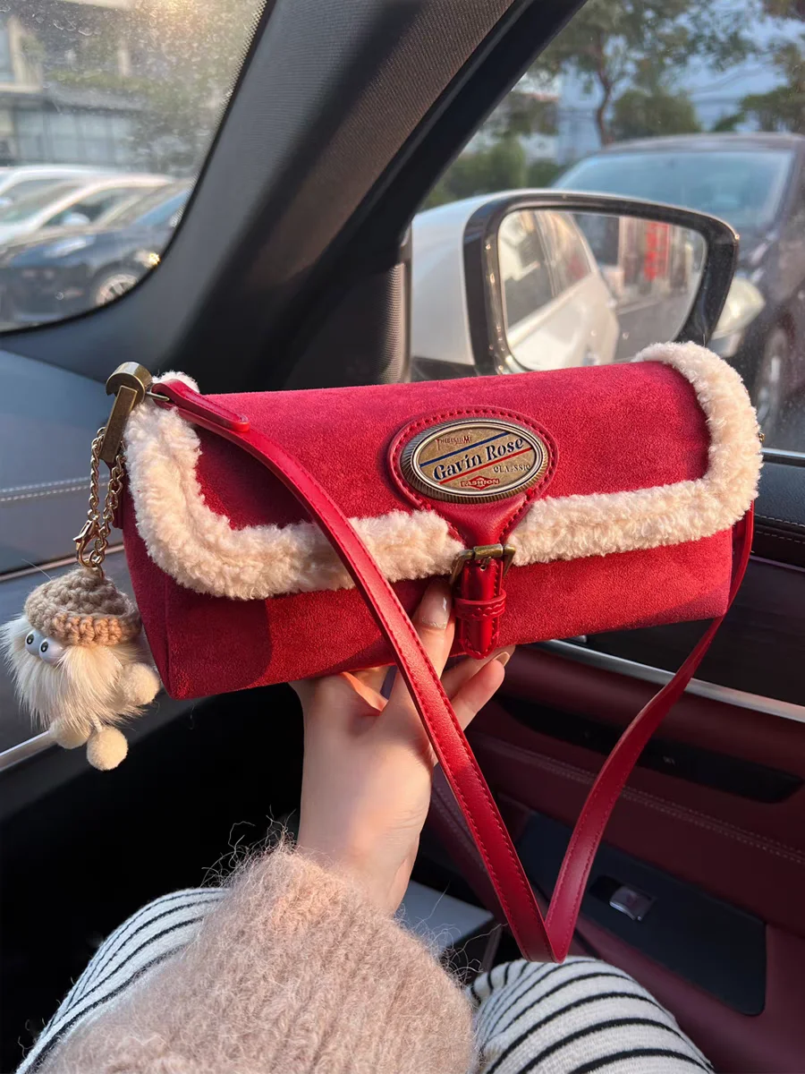 

Niche retro red velvet Christmas plush armpit bag for girls cute lamb plush bag trendy and versatile light luxury retro handbag