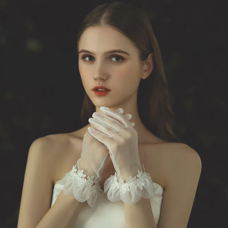 Women Wedding Party Gloves Fashion Design Lace Floral Mesh Gloves White Transparent Finger Mesh Gloves
Women Wedding Party Gloves Fashion Design Lace Floral Mesh Gloves White Transparent Finger Mesh Gloves