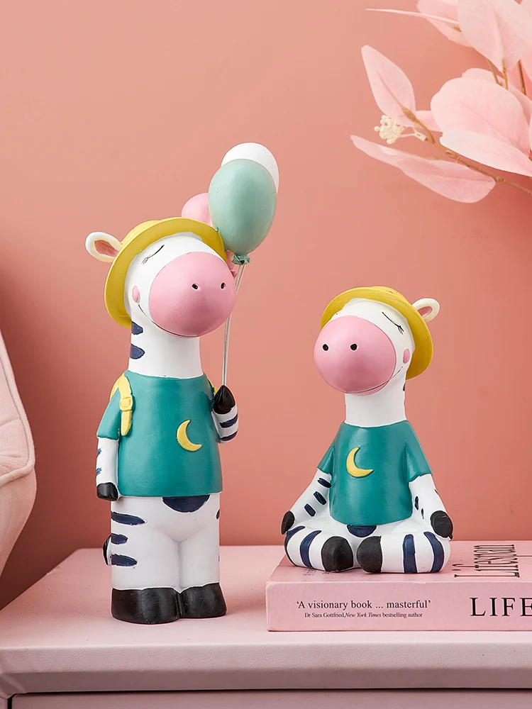 Креативное полимерное украшение Зебра, Мультяшные животные, ремесла, гидропонный цветочный горшок для гостиной, офиса, скульптура зебры, декоративные подарки
Креативное полимерное украшение Зебра, Мультяшные животные, ремесла, гидропонный цветочный горшок для гостиной, офиса, скульптура зебры, декоративные подарки