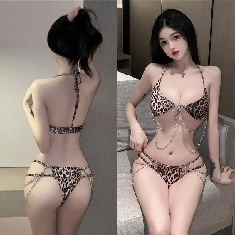 European and American Spice new young beautiful sexy bag hip hanging neck print chain bikini suit female
European and American Spice new young beautiful sexy bag hip hanging neck print chain bikini suit female