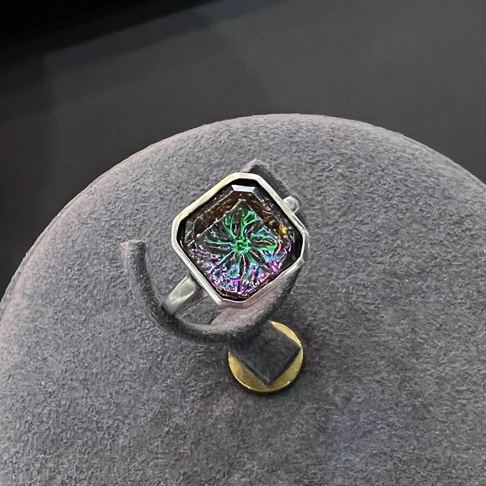 Retro Thai silver made old two-color gradient stone ring women's light luxury niche design high-end colorful open ring
Retro Thai silver made old two-color gradient stone ring women's light luxury niche design high-end colorful open ring