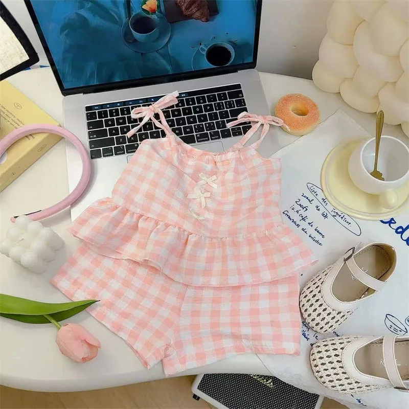 طقم صيفي جديد للبنات: شورت بحمالات وتنورة بتصميم أميرة منقوشة بفيونكة، طقم أنيق وعصري للرضع والأطفال الصغار طقم صيفي جديد للبنات: شورت بحمالات وتنورة بتصميم أميرة منقوشة بفيونكة، طقم أنيق وعصري للرضع والأطفال الصغار