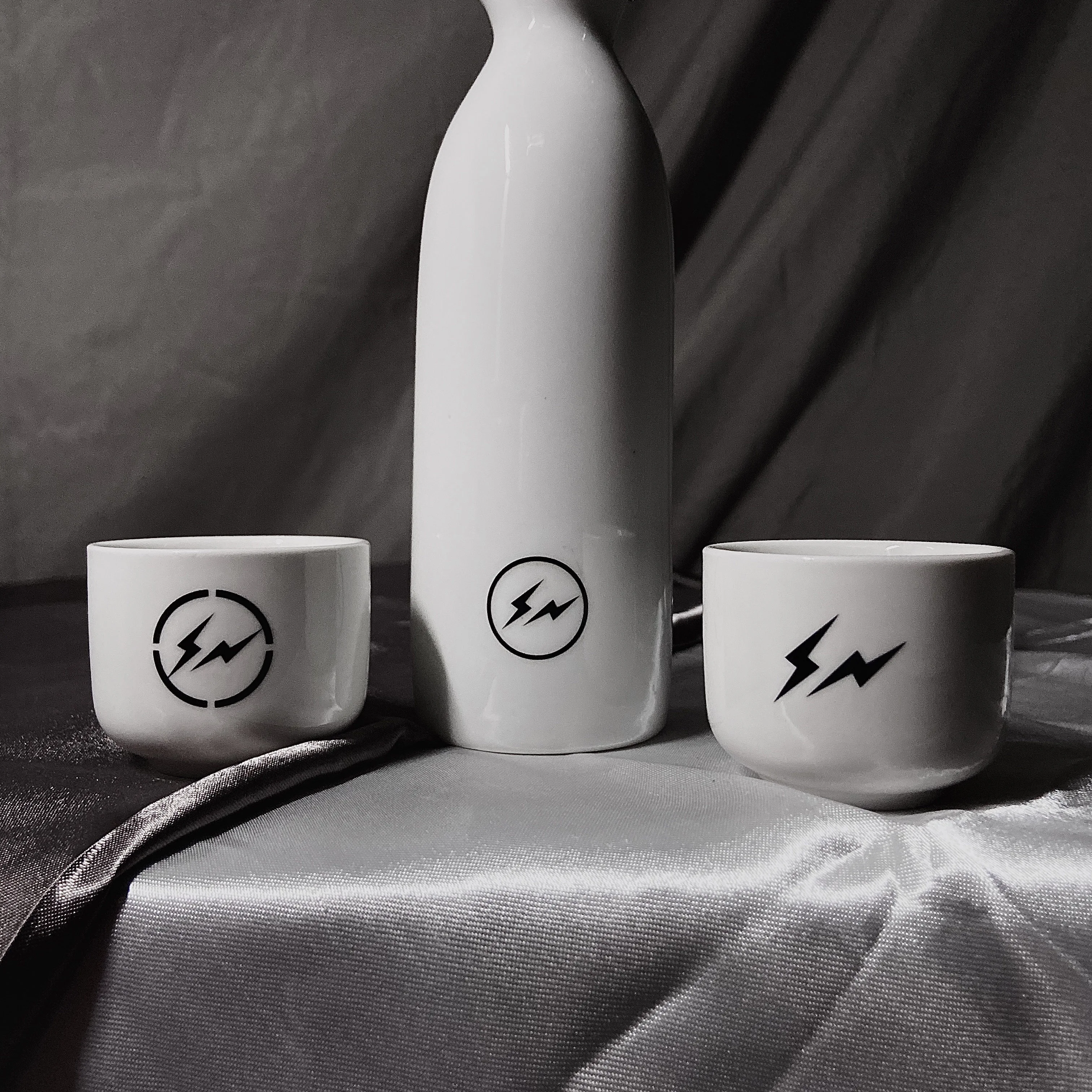 Trendy brand Hiroshi Fujiwara Lightning Fragment design same style ins ceramic sake pot cup set ornaments
Trendy brand Hiroshi Fujiwara Lightning Fragment design same style ins ceramic sake pot cup set ornaments