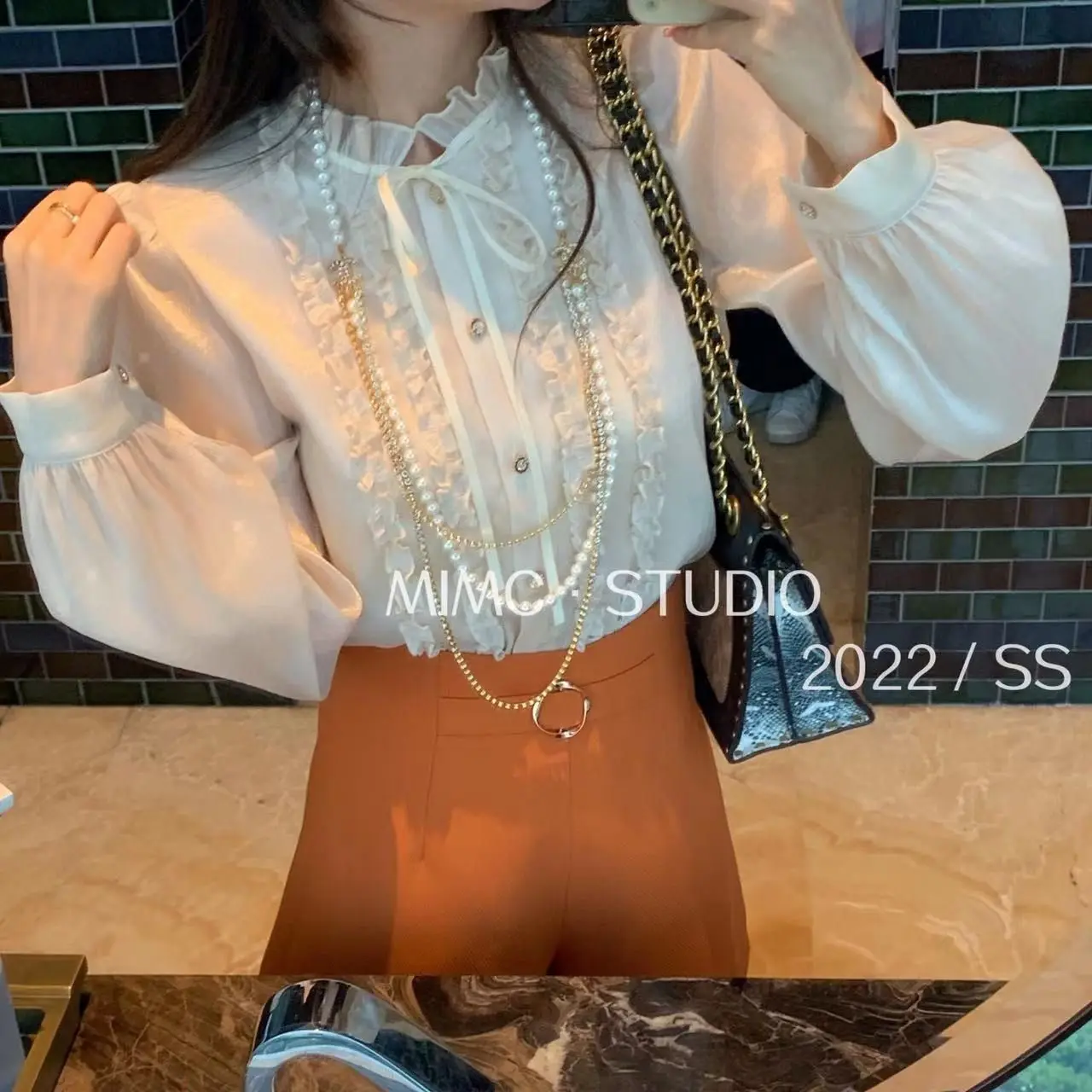 Женская кружевная блузка с длинным рукавом, белая блузка в Корейском стиле, роскошный дизайн, для офиса и походов, Y2k, осень 2023
Женская кружевная блузка с длинным рукавом, белая блузка в Корейском стиле, роскошный дизайн, для офиса и походов, Y2k, осень 2023