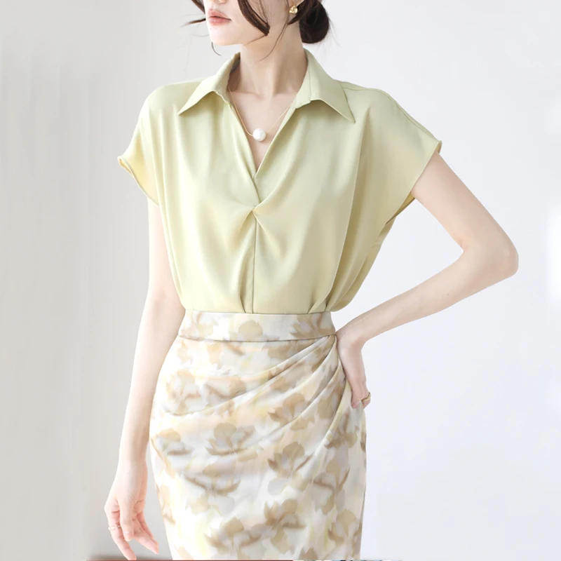 2023 Women's Clothing Pleated Solid Short Sleeve Elegant Fashion Casual V-neck Skinny Temperament Pullovers Summer Thin T-Shirts 
2023 Women's Clothing Pleated Solid Short Sleeve Elegant Fashion Casual V-neck Skinny Temperament Pullovers Summer Thin T-Shirts