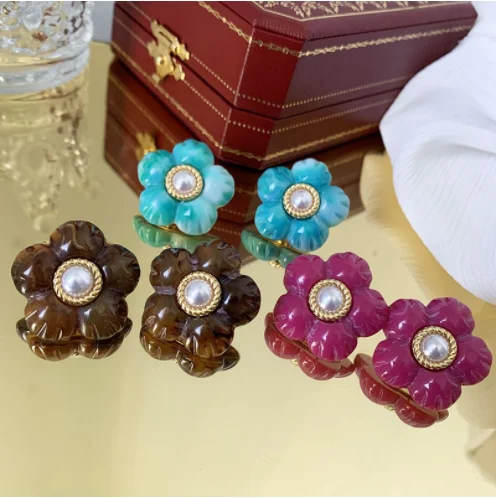 Women Flower earrings sub-golden temperament elegant S925 silver needle pearl small flower earrings
Women Flower earrings sub-golden temperament elegant S925 silver needle pearl small flower earrings
