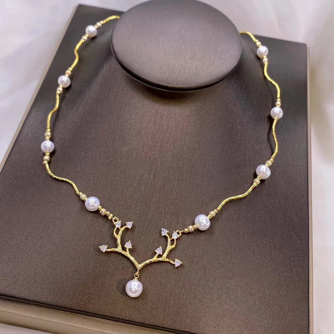 

Light luxury antique natural white 7-8mm freshwater pearl female necklace 18K gold injection small retro high sense pendant