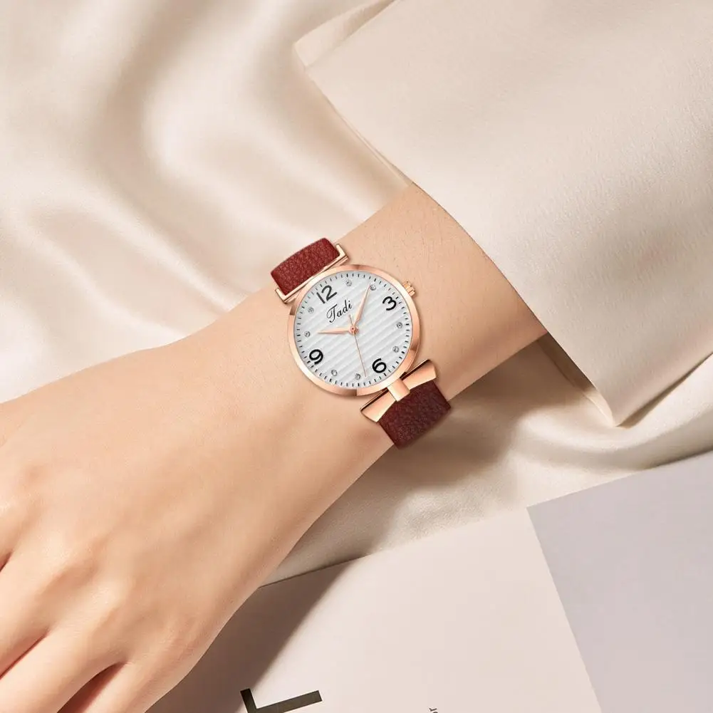 

Quartz Movement Wristwatch Elegant Rhinestone Women's Watch with Metal Bowknot Detail Faux Leather Strap for Ladies for Birthday