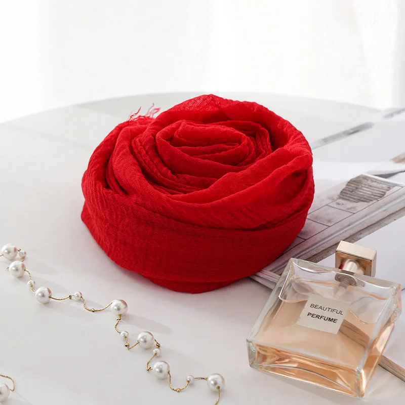 The new Korean version of the pleated solid-colored short-bearded cotton scarf female Muslim monochrome scarf air shawl
The new Korean version of the pleated solid-colored short-bearded cotton scarf female Muslim monochrome scarf air shawl