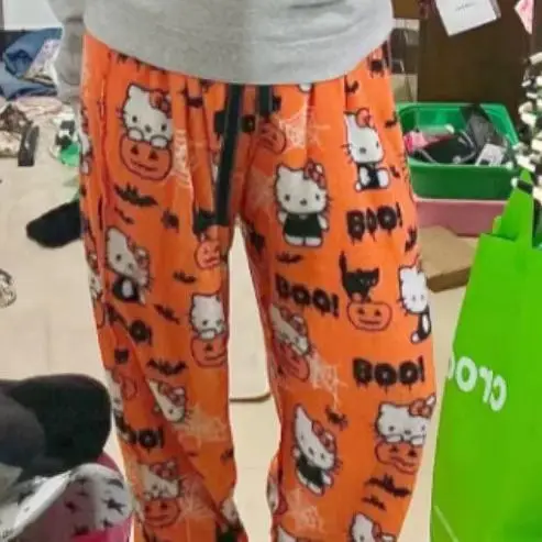 Фланелевая пижама Sanrio, Hello Kitty, женские осенне-зимние Бархатные Теплые повседневные брюки для Хэллоуина в стиле граффити с мультяшным котиком
Фланелевая пижама Sanrio, Hello Kitty, женские осенне-зимние Бархатные Теплые повседневные брюки для Хэллоуина в стиле граффити с мультяшным котиком