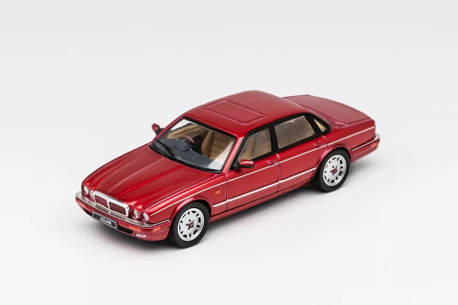 GCD 1:64 XJR (X300)/XJ (X300) Красный литый металлический автомобиль коллекция ограниченный выпуск хобби игрушки
GCD 1:64 XJR (X300)/XJ (X300) Красный литый металлический автомобиль коллекция ограниченный выпуск хобби игрушки