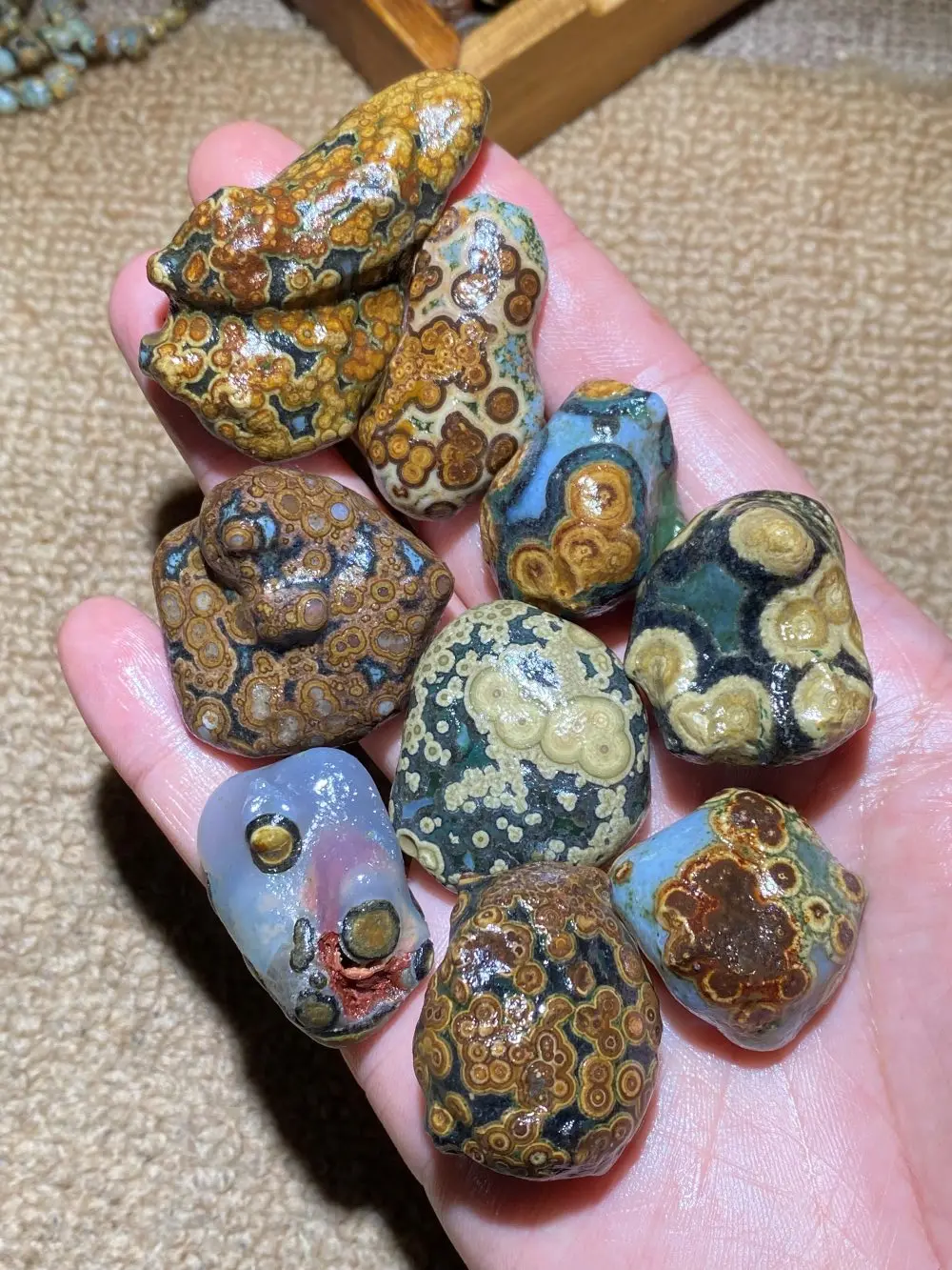 

1bag/lot Zhuozi Mountain Eye Stone Rough Stone 3.6kg world cherishes the magical strong energy amulet natural rough stones diy