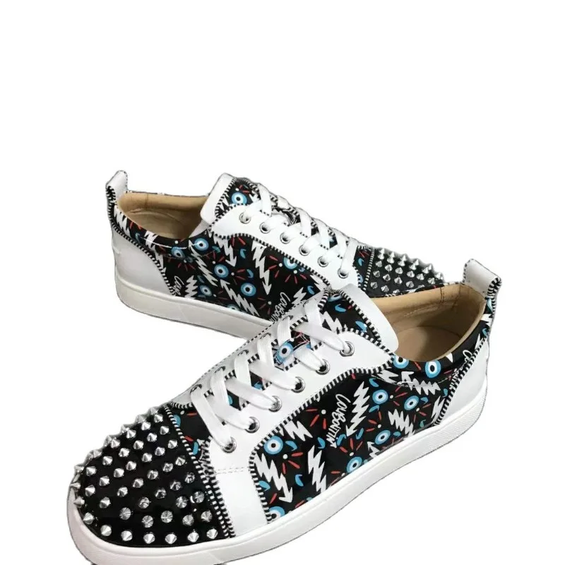 Luxury Night Club Low Top Red Bottom For Men Shoes Trainers Black Graffiti Genuine Leather Silver Rivets Toecap Flats Sneakers
Luxury Night Club Low Top Red Bottom For Men Shoes Trainers Black Graffiti Genuine Leather Silver Rivets Toecap Flats Sneakers