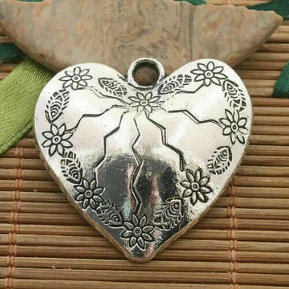 6PCS 32x31mm hole 2mm ANTIQUED SILVER FLORAL PATTERN HEART SHAP CHARMS 32X31MM H3280
6PCS 32x31mm hole 2mm ANTIQUED SILVER FLORAL PATTERN HEART SHAP CHARMS 32X31MM H3280