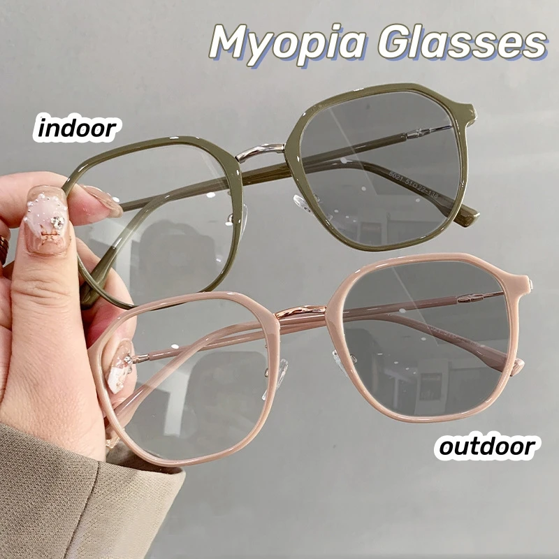 

2024 Anti Blue Light Photochromic Myopia Glasses Classic Square Myopia Women Men Color Changing Optical Spectacle Eyeglass