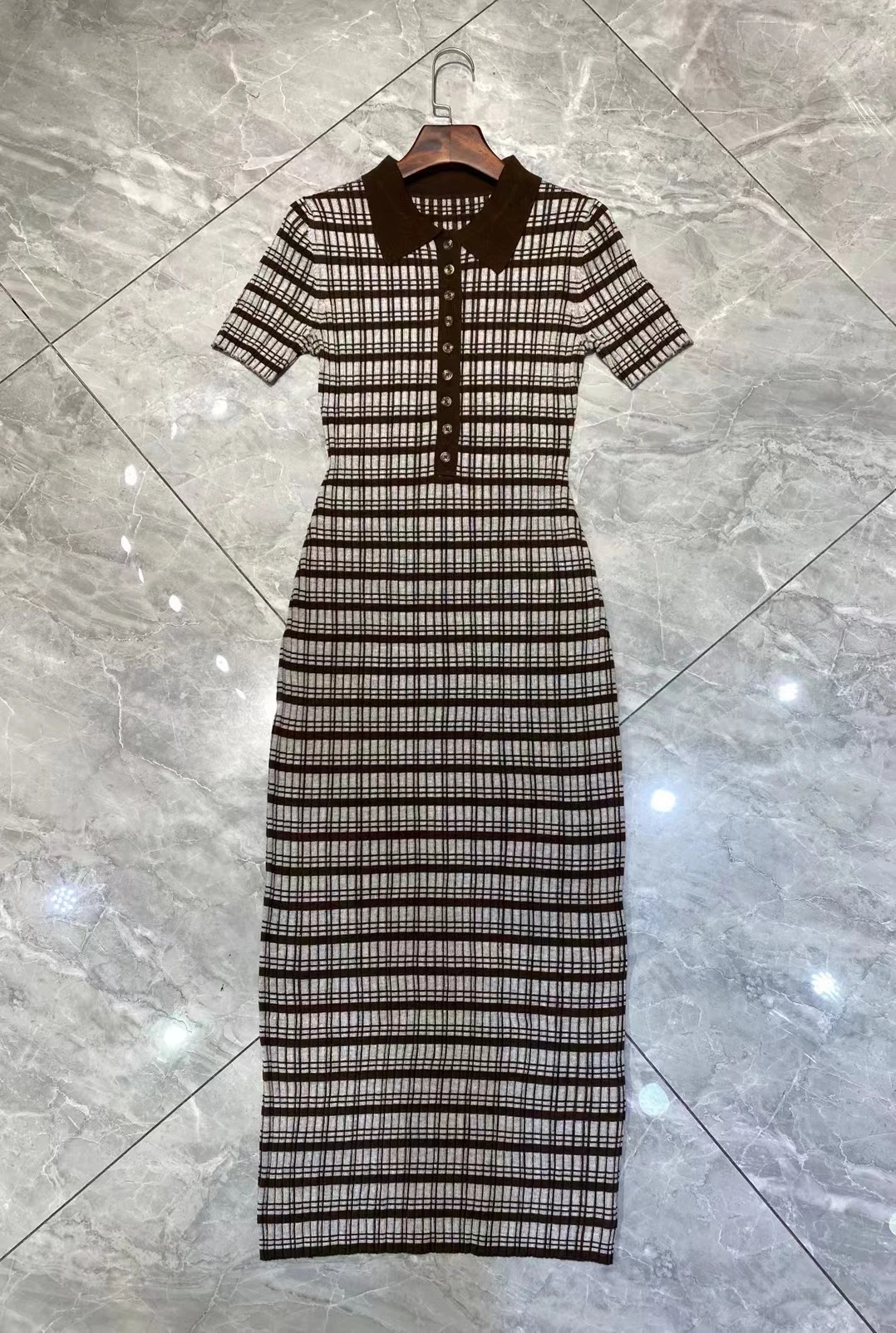 Designer 2024 Australian Designer Minimalist Women Autumn New Polo Collar Plaid Knitted Slim Long Dress High-Quality Luxury
Designer 2024 Australian Designer Minimalist Women Autumn New Polo Collar Plaid Knitted Slim Long Dress High-Quality Luxury