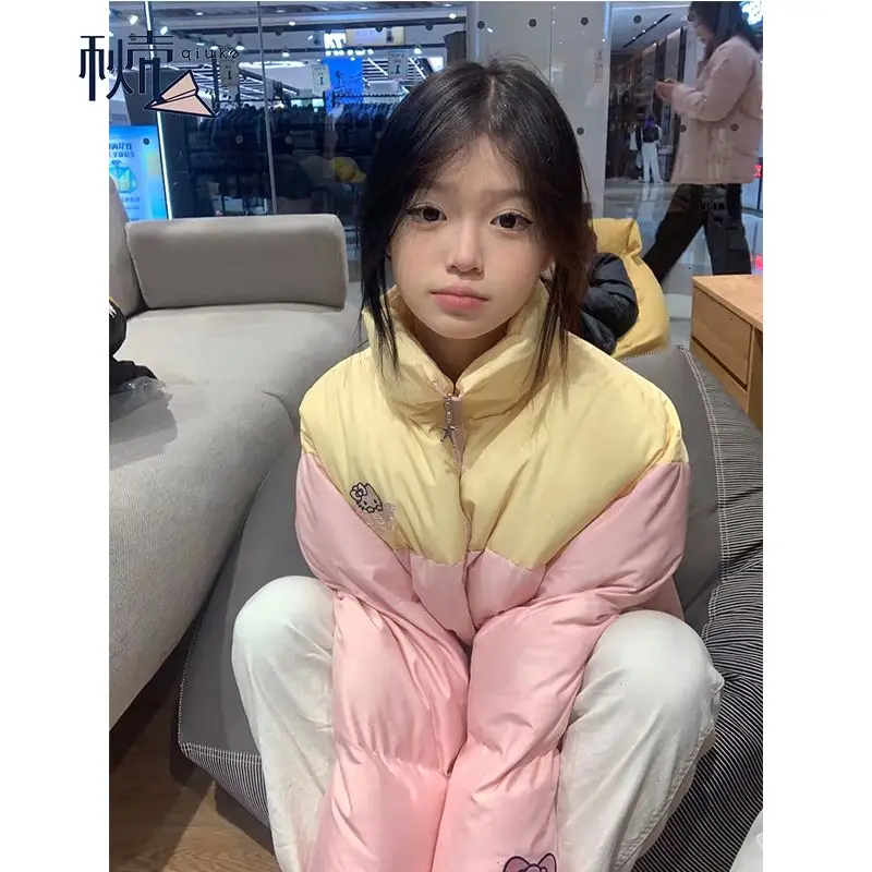 Kawaii Sanrio Anime Hello Kitty Cotton Overcoat Cute Cartoon Dopamine Design Color Block Printing Lovely Down Jackets for Girls
Kawaii Sanrio Anime Hello Kitty Cotton Overcoat Cute Cartoon Dopamine Design Color Block Printing Lovely Down Jackets for Girls